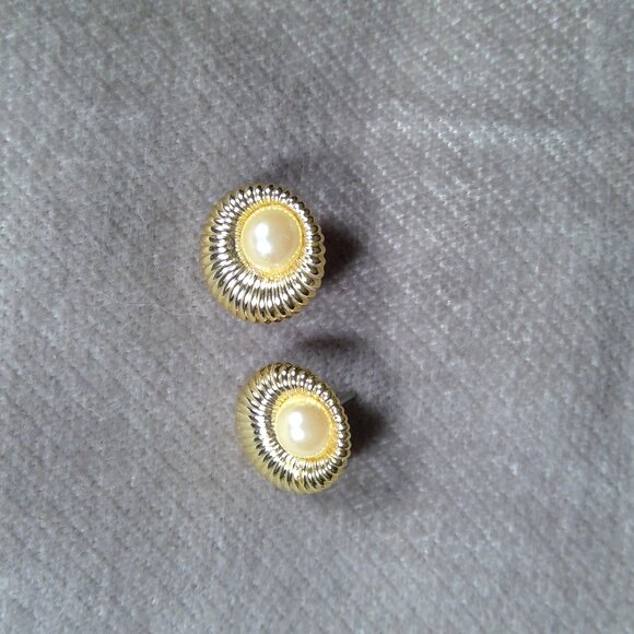***Small gold color around pearl like bead - Picture 1 of 2